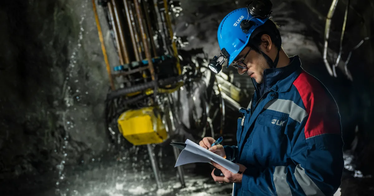 an image to represent a drilling project using piston hammers and dth hammers