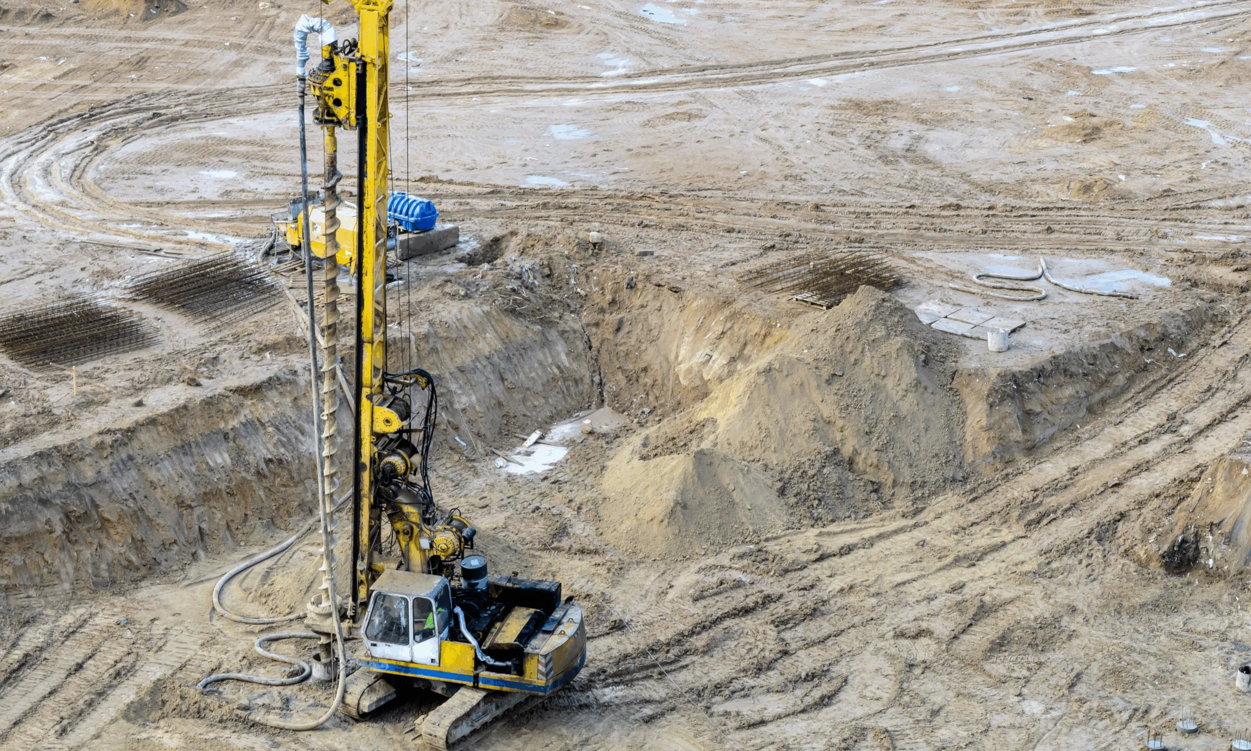 Long hole rise drilling for ventilation and ore transfer